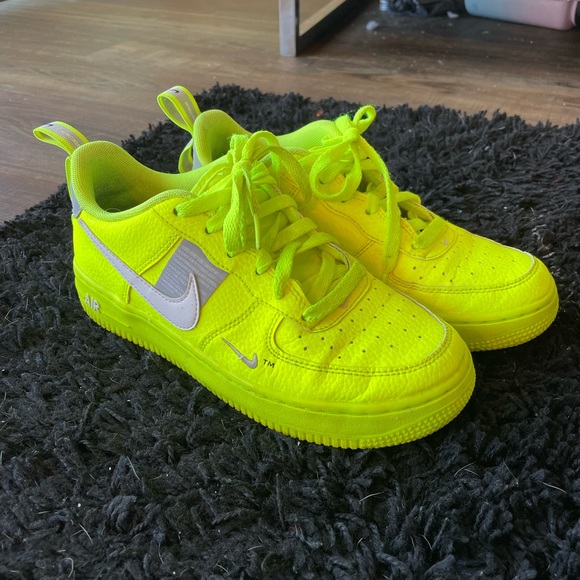 NIKE Air Force 1 Low LV8 Utility GS 'Volt' - Picture 2 of 14